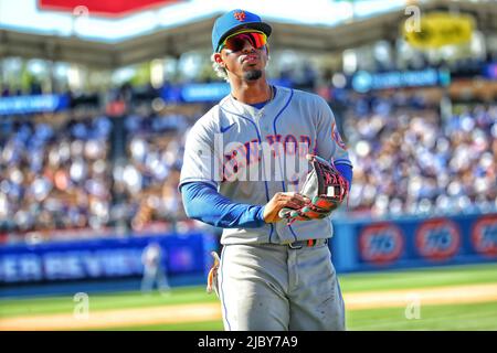 New York Mets unterbieten Francisco Lindor (12) während eines MLB-Baseballspiels gegen die Los Angeles Dodgers am Sonntag, den 5. Juni 2022 in Los Angeles. Das Ich Stockfoto