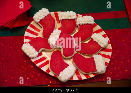 Detail der Esstisch für festliche Weihnachtsfeier mit Cookies und Dekorationen dekoriert Stockfoto