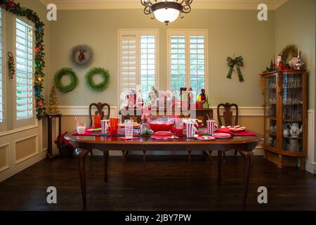 Wohn-Haus Esszimmer für festliche Weihnachtsfeier mit Süßigkeiten und große Punsch Schüssel dekoriert Stockfoto