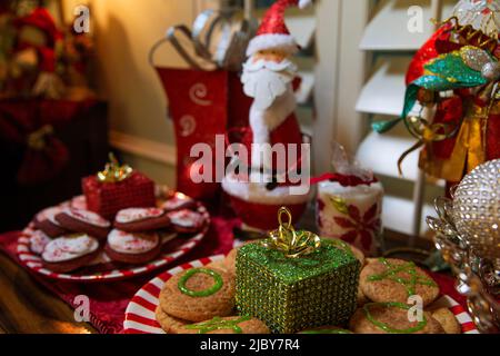 Detail der Esstisch für festliche Weihnachtsfeier mit Cookies und Dekorationen dekoriert Stockfoto