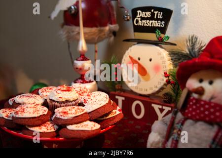 Detail der Esstisch für festliche Weihnachtsfeier mit Cookies und Dekorationen dekoriert Stockfoto