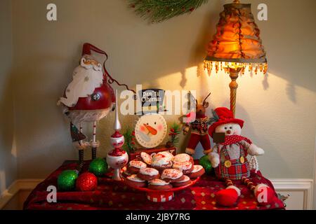 Detail der Esstisch für festliche Weihnachtsfeier mit Cookies und Dekorationen dekoriert Stockfoto