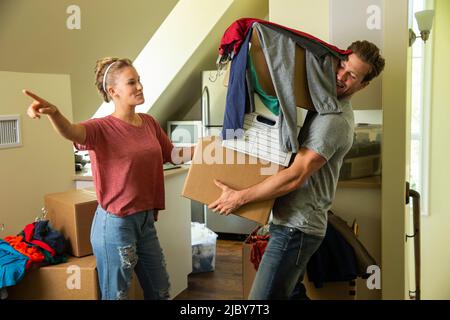 Junges Paar mit Kisten zieht in ein neues Zuhause Stockfoto