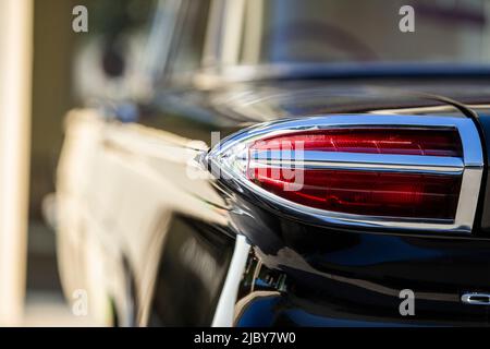 Detail der Rückleuchte an der Oldsmobile Super 88 Holiday Sport Limousine 1960 Stockfoto