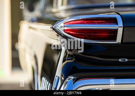 Detail der Rückleuchte an der Oldsmobile Super 88 Holiday Sport Limousine 1960 Stockfoto