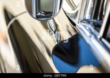 Detail von Chrom-Seitenspiegel auf 1960 Oldsmobile Super 88 Holiday Sport Limousine Stockfoto