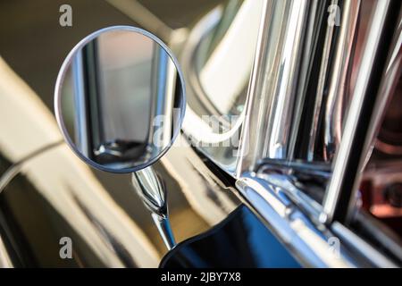 Detail des verchromten Seitenspiegels an der 1960 Old Sport Limousine Stockfoto