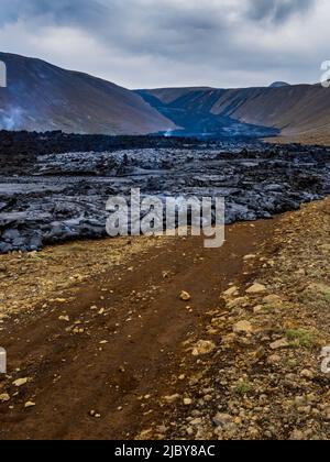 Die Straße wird von frischer Lava aus dem Fagradalsfjall Vulkan, Island, bedeckt Stockfoto