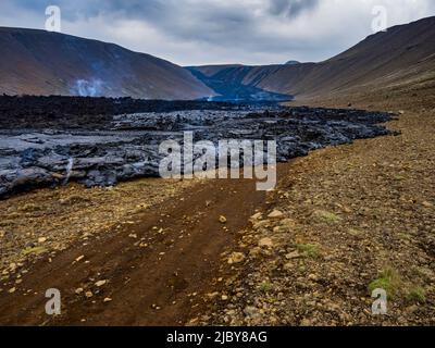 Die Straße wird von frischer Lava aus dem Fagradalsfjall Vulkan, Island, bedeckt Stockfoto