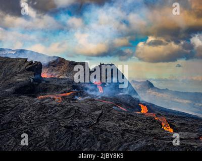 Luftbild, Lavaflüsse aus dem Fagradalsfjall-Krater, Vulkanausbruch im Geldingadalir, Island Stockfoto