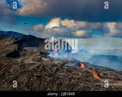 Luftbild, Lavaflüsse aus dem Fagradalsfjall-Krater, Vulkanausbruch im Geldingadalir, Island Stockfoto