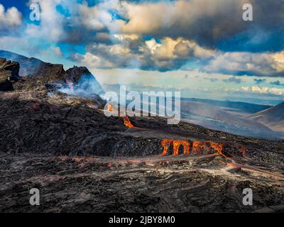 Luftbild, Lavaflüsse aus dem Fagradalsfjall-Krater, Vulkanausbruch im Geldingadalir, Island Stockfoto