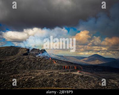 Luftbild, Lavaflüsse aus dem Fagradalsfjall-Krater, Vulkanausbruch im Geldingadalir, Island Stockfoto