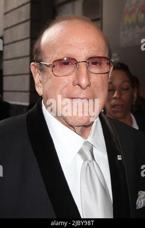 Clive Davis bei der Eröffnungsnacht von „Motown: The Musical“ am 14. April 2013 im Lunt Fontanne Theater in New York City. Foto: Henry McGee/MediaPunch Stockfoto