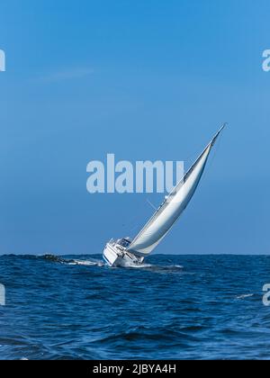 Segelboote segeln in Monterey Bay, Kalifornien, Pazifischer Ozean Stockfoto