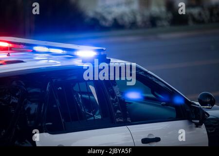 Eine Polizeieinheit reagiert auf den Ort eines Notfalls. Stockfoto