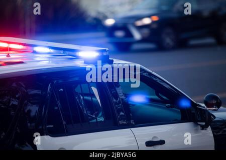 Eine Polizeieinheit reagiert auf den Ort eines Notfalls. Stockfoto