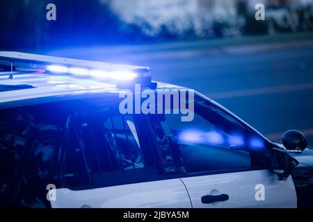 Eine Polizeieinheit reagiert auf den Ort eines Notfalls. Stockfoto
