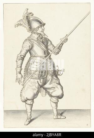 Soldat, der seinen Speer mit der linken Hand an der rechten Seite trägt, der Punkt schräg nach oben, Jacob de Gheyn (II), 1596 - 1606, Ein Soldat, voller Länge, der einen Speer (Lanze) mit der linken Hand an der rechten Seite trägt, der Punkt schräg nach oben. Dies ist der zweite Akt des Sentens des Speers, um unter einem Überhang zu passieren. Entwurfszeichnung für Platte 13 in der Anleitung zum Umgang mit dem Speer in J. de Gheyns Wapenhandelhe (1607). Kampfkunst um 1600. Entwurf für einen Druck., Zeichner: Jacob de Gheyn (II), 1596 - 1606, Papier, Stift, Pinsel, H 266 mm × B 186 mm Stockfoto