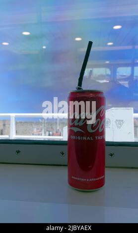 Coca Cola kann an Bord der Dodecanese Express Fähre, Rhodos Stadt, Rhodos Insel, Griechenland, Dodekanes. Mai 2022. Feder. Stockfoto