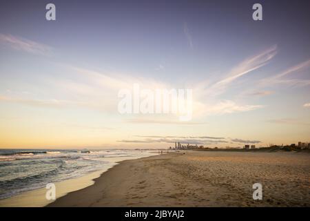 Blick am Strand entlang in Richtung Surfers Paradise am frühen Abend Stockfoto