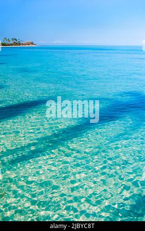 Schatten von Palmen im tropischen Wasser rund um Plantation Island - Fidschi Stockfoto