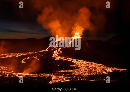 Reykjanes Peninsula, Island - März 27. 2021: Vulkanausbruch Reykjanes Peninsula Island. Fagradalsfjall Vulkan. Eruption Von Geldingadalir Stockfoto