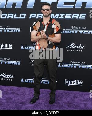 Los Angeles, USA. 08.. Juni 2022. Chris Evans kommt bei Disney und Pixars LICHTJAHR-Weltpremiere an, die am Dienstag, dem 8. Juni 2022, im El Capitan Theatre stattfand. (Foto: Sthanlee B. Mirador/Sipa USA) Quelle: SIPA USA/Alamy Live News Stockfoto
