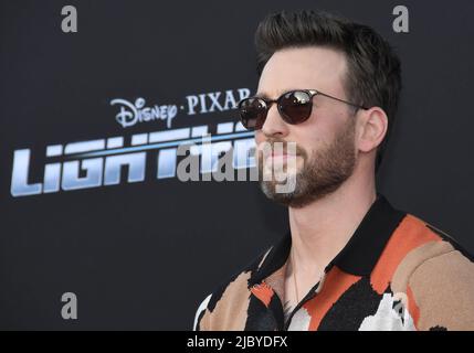 Los Angeles, USA. 08.. Juni 2022. Chris Evans kommt bei Disney und Pixars LICHTJAHR-Weltpremiere an, die am Dienstag, dem 8. Juni 2022, im El Capitan Theatre stattfand. (Foto: Sthanlee B. Mirador/Sipa USA) Quelle: SIPA USA/Alamy Live News Stockfoto