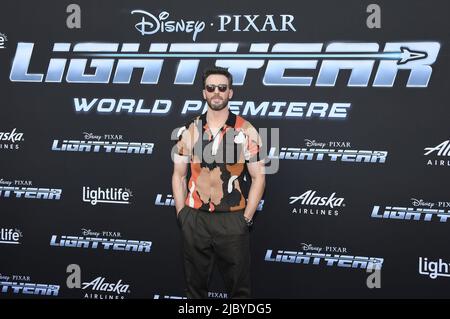 Los Angeles, USA. 08.. Juni 2022. Chris Evans kommt bei Disney und Pixars LICHTJAHR-Weltpremiere an, die am Dienstag, dem 8. Juni 2022, im El Capitan Theatre stattfand. (Foto: Sthanlee B. Mirador/Sipa USA) Quelle: SIPA USA/Alamy Live News Stockfoto