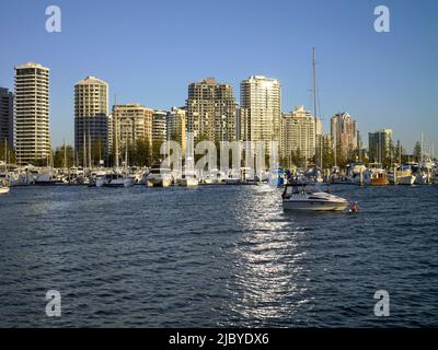 Blick von Marina Mirage über das Breitwasser auf festfahrende Boote und Hochhäuser in Southport Stockfoto