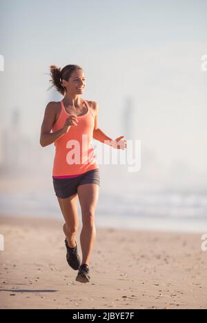 Junge Frau am Strand Stockfoto