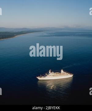Luftaufnahme des Love Boat (Pacific Princess), das in den Hafen von Tauranga segelt Stockfoto