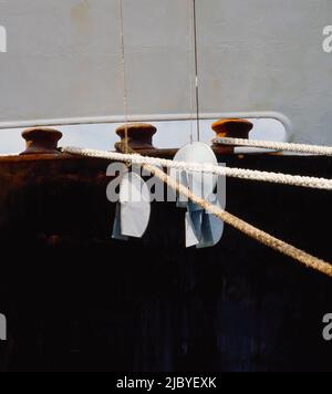 Seile, die das Schiff an den Pollern am Kai befestigen Stockfoto