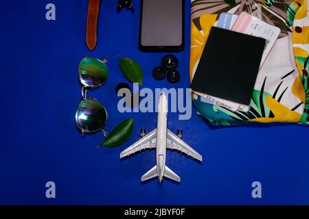 Flat-Lay-Konzept über Reisen im Urlaub oder Urlaub Stockfoto