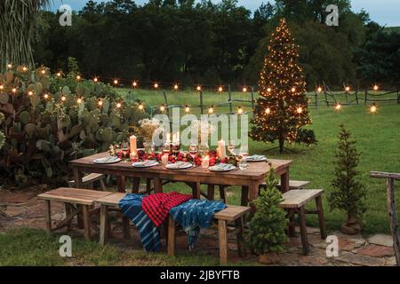 Esstisch im Freien mit eleganter und festlicher Tischkulisse für die Feiertage Stockfoto