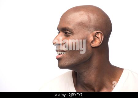 Profilportrait eines jungen kahlen afroamerikanischen Mannes, der aus der Kamera schaut Stockfoto