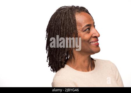 Profilportrait einer älteren schwarzen Frau, die lächelnd aus der Kamera schaut Stockfoto