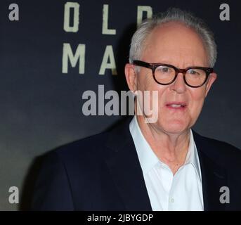 Los Angeles, USA. 08.. Juni 2022. John Lithgow kommt zur Premiere der Old man Saison 1 am Mittwoch, den 8. Juni 2022 im Academy Museum of Motion Picturs in Los Angeles, CA an. (Foto: Juan Pablo Rico/Sipa USA) Quelle: SIPA USA/Alamy Live News Stockfoto