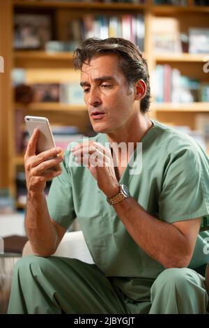 Hispanischer Arzt mit Telemedizin aus seinem Heimbüro, der mit dem Patienten in einem Videoanruf spricht Stockfoto