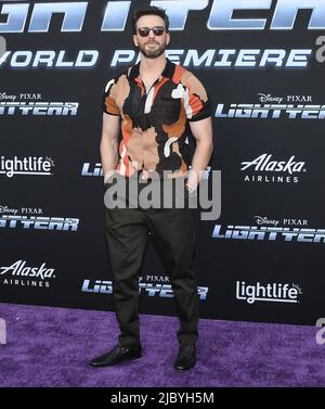 Los Angeles, USA. 08.. Juni 2022. Chris Evans kommt bei Disney und Pixars LICHTJAHR-Weltpremiere an, die am Dienstag, dem 8. Juni 2022, im El Capitan Theatre stattfand. (Foto: Sthanlee B. Mirador/Sipa USA) Quelle: SIPA USA/Alamy Live News Stockfoto