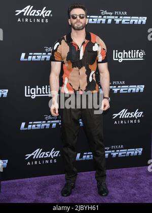 Los Angeles, USA. 08.. Juni 2022. Chris Evans kommt bei Disney und Pixars LICHTJAHR-Weltpremiere an, die am Dienstag, dem 8. Juni 2022, im El Capitan Theatre stattfand. (Foto: Sthanlee B. Mirador/Sipa USA) Quelle: SIPA USA/Alamy Live News Stockfoto