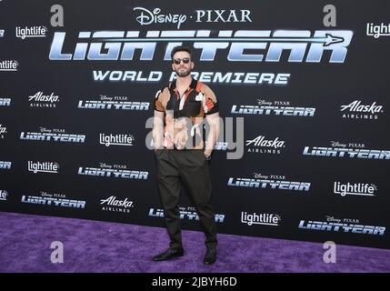 Los Angeles, USA. 08.. Juni 2022. Chris Evans kommt bei Disney und Pixars LICHTJAHR-Weltpremiere an, die am Dienstag, dem 8. Juni 2022, im El Capitan Theatre stattfand. (Foto: Sthanlee B. Mirador/Sipa USA) Quelle: SIPA USA/Alamy Live News Stockfoto