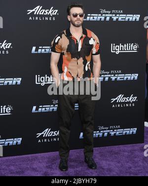 Los Angeles, USA. 08.. Juni 2022. Chris Evans kommt bei Disney und Pixars LICHTJAHR-Weltpremiere an, die am Dienstag, dem 8. Juni 2022, im El Capitan Theatre stattfand. (Foto: Sthanlee B. Mirador/Sipa USA) Quelle: SIPA USA/Alamy Live News Stockfoto