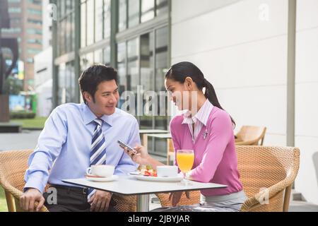 Pärchen, die zusammen im Café frühstücken Stockfoto