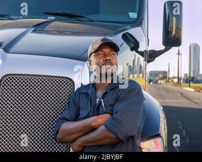 Ernster Mann stehend in der Nähe von semi-LKW Stockfoto