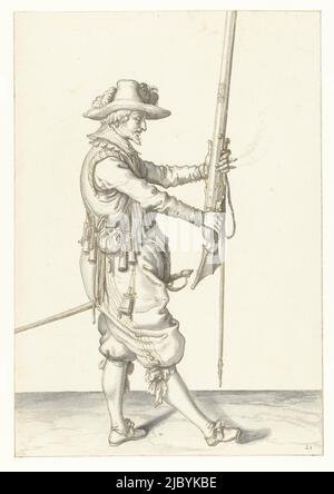 Soldat, der seine Muskete mit beiden Händen aufrecht vor sich hält, Jacob de Gheyn (II), 1596 - 1606, Entwurf für einen Druck., Zeichner: Jacob de Gheyn (II), 1596 - 1606, Papier, Stift, Pinsel, H 266 mm × B 185 mm Stockfoto