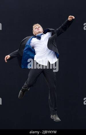 Kaukasischen Mann im Anzug springen in der Luft Stockfoto