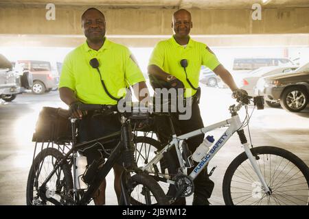 Afrikanische Polizisten auf Fahrrädern Stockfoto