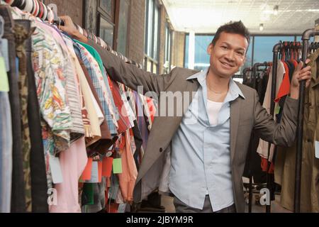 Malaysischen Mann Einkaufen in Vintage-laden Stockfoto